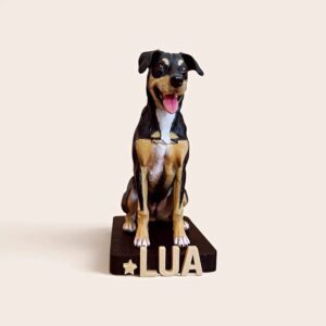 Figura 3D personalizada de la perra Lua sobre peana con su nombre